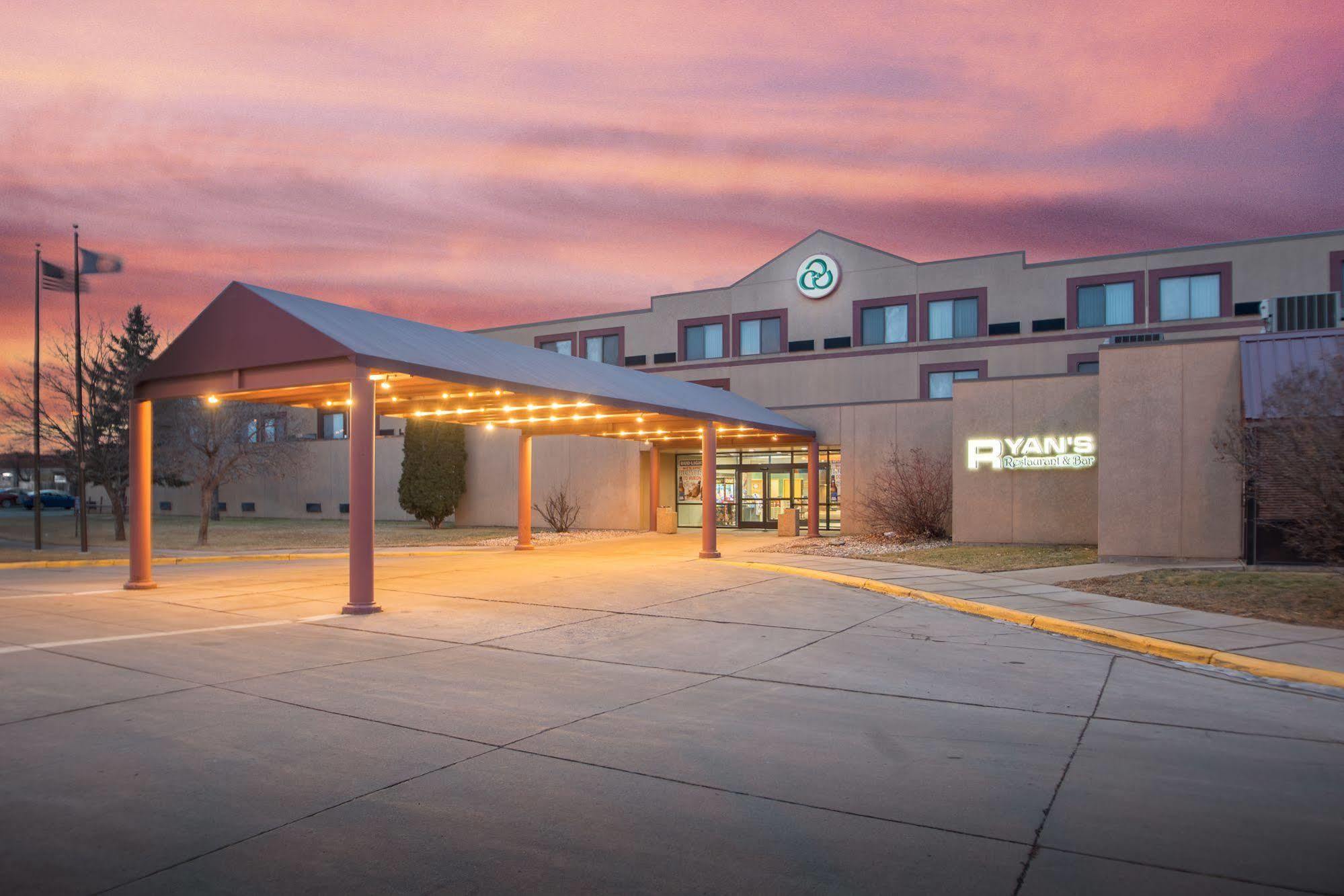Crossroads Hotel And Huron Event Center Exterior photo